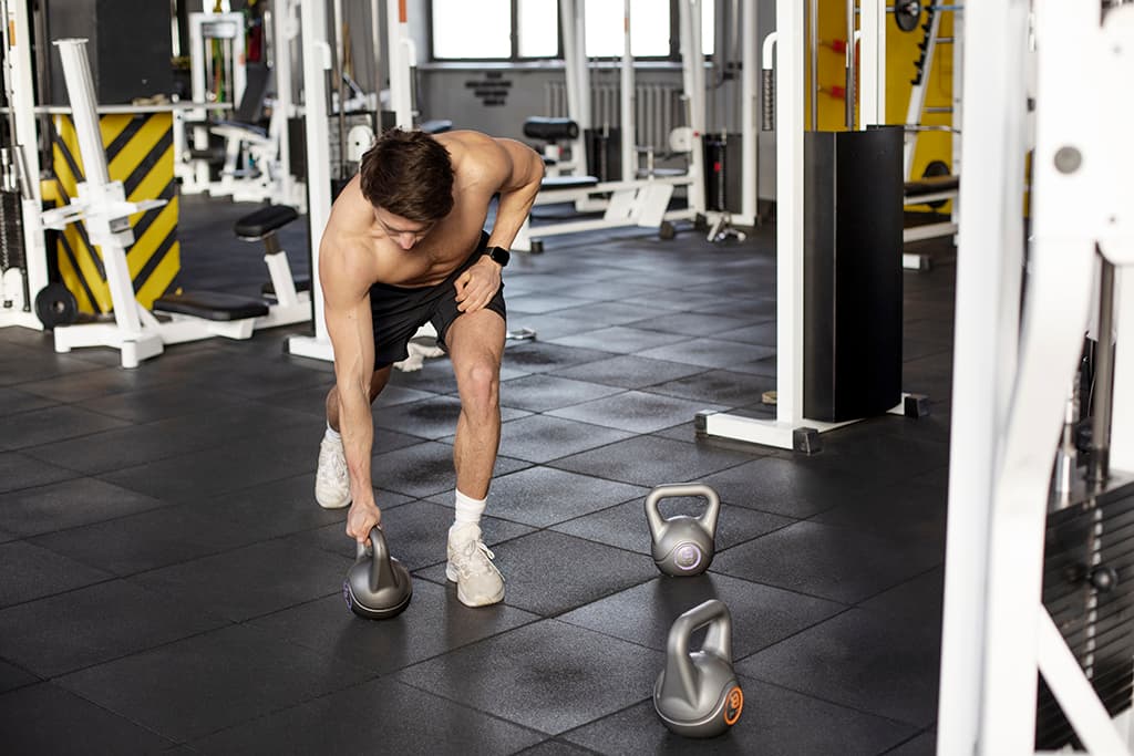 hombre realizando ejercicios de entrenamiento funcional o cross training