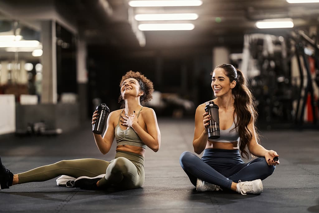 Dos chicas realizando entrenamiento funcional y tradicional