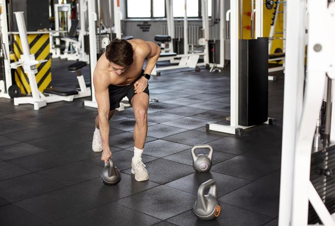 hombre realizando ejercicios de entrenamiento funcional o cross training