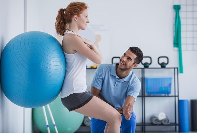 Mujer realizando estiramientos para prevenir lesiones