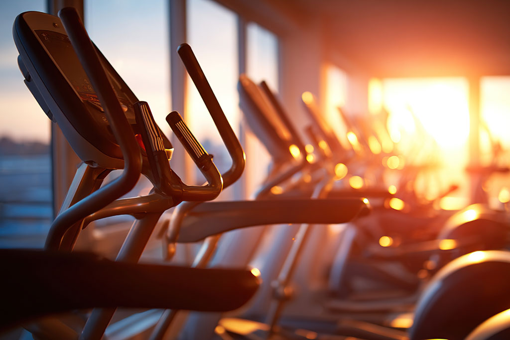 elipticas en gimnasio al atardecer