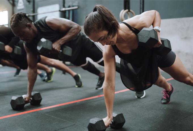 Sesión de entrenamiento en el interior de un gimnasio